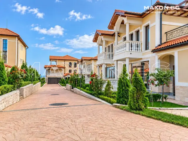 House Garden Complex — Галерия